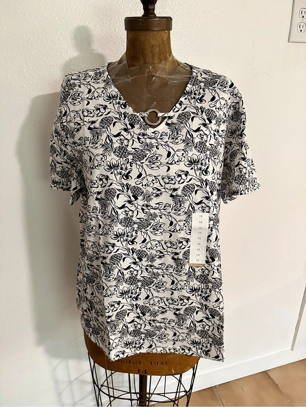 Coral Bay Floral Short Sleeve Top White & Black Size 1X NWT